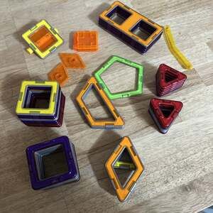 Magformers Lot 56 Pieces Intelligent Magnetic Building Toy Squares Triangles
